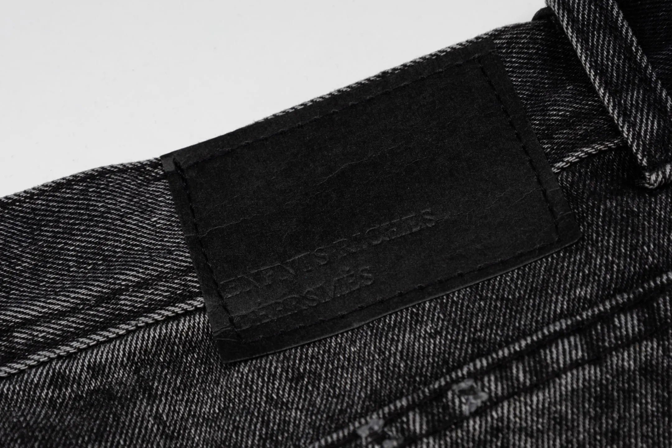 The top version of ENFANTS RICCHES DEPRIMES patchwork embroidered jeans. The Brown suede splicing design really impresses me. It is not a basic style that is worn on the street. It comes with a retro filter, so you are not afraid of clashing when walking on the street. The distressed washed blue is super textured, soft and does not rub the legs, and it is comfortable to wear~ The straight-cut version really hides the flesh! My thick legs and uneven legs are all covered up for me, and they turn into cartoon legs in seconds 👖 Paired with a black sweatshirt + Canvas Shoes, the Korean street style is straight away, a lazy person can just go out with this outfit in early autumn, he is ridiculously handsome! Style number: # Size: 28 30 32 34 (S-XL) Color: Black